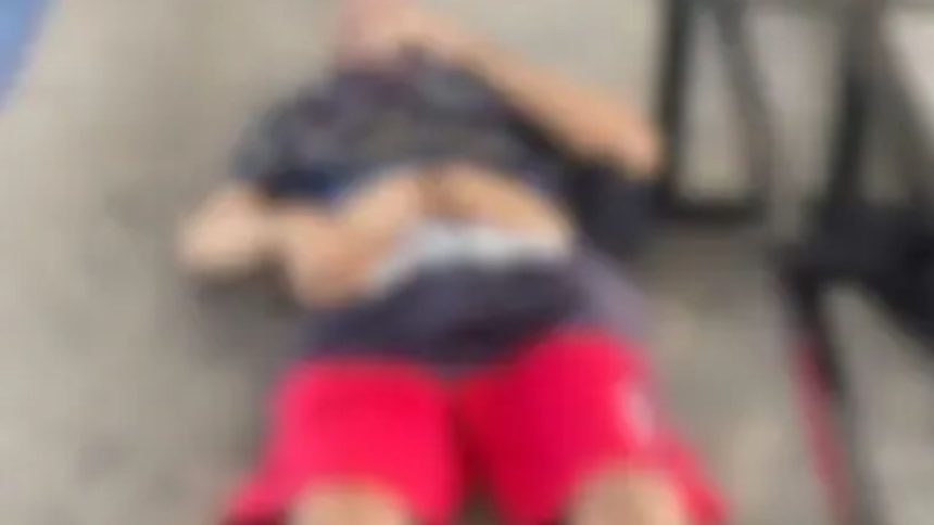 Vendedor de bombons ataca idoso com barra de ferro em terminal de ônibus em Manaus