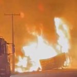 Carreta carregada com óleo de cozinha pega fogo e interdita BR-319