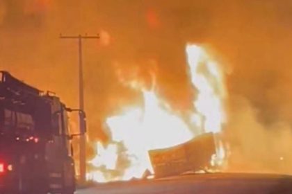 Carreta carregada com óleo de cozinha pega fogo e interdita BR-319