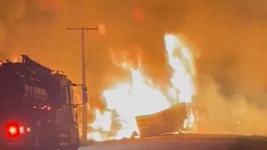 Carreta carregada com óleo de cozinha pega fogo e interdita BR-319