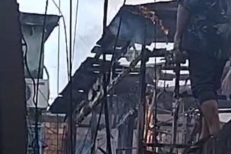 Incêndio destrói duas residências no bairro Compensa, em Manaus