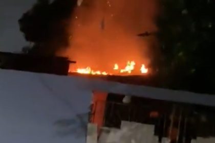 Incêndio destrói residência após interrupção de energia na zona norte de Manaus