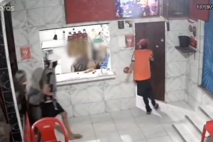 Assaltantes invadem lanchonete e roubam até salgadinhos no Jorge Teixeira