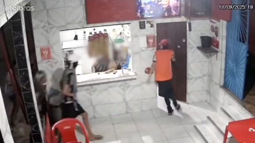 Assaltantes invadem lanchonete e roubam até salgadinhos no Jorge Teixeira