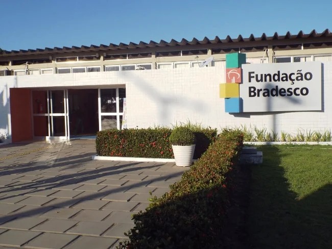 Fundação Bradesco abre vagas em curso gratuito de conserto e customização de roupas em Manaus