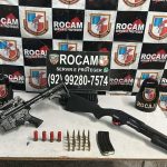 A apreensão de armas de fogo de grosso calibre, possivelmente apreendidas pela Polícia Militar do Amazonas (PMAM).