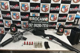 A apreensão de armas de fogo de grosso calibre, possivelmente apreendidas pela Polícia Militar do Amazonas (PMAM).
