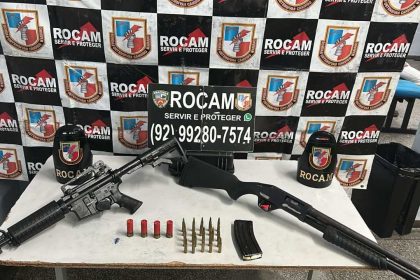 A apreensão de armas de fogo de grosso calibre, possivelmente apreendidas pela Polícia Militar do Amazonas (PMAM).
