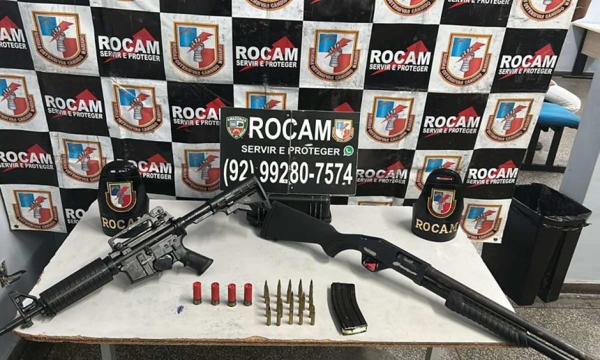 A apreensĂŁo de armas de fogo de grosso calibre, possivelmente apreendidas pela PolĂcia Militar do Amazonas (PMAM).