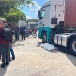 Acidente com carreta: mulher é atingida e morre.