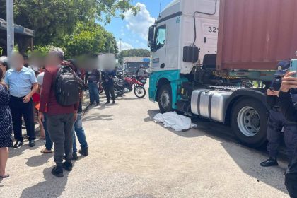 Acidente com carreta: mulher é atingida e morre.