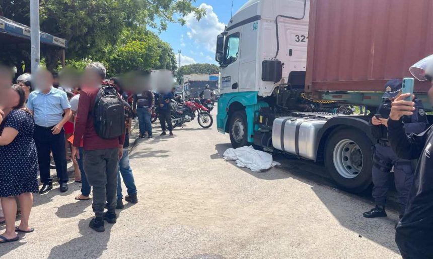 Acidente com carreta: mulher é atingida e morre.