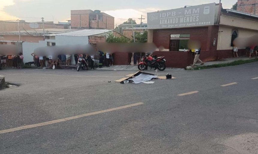 Acidente com vítima fatal envolvendo moto e ônibus. Cena no local com pessoas e veículos.