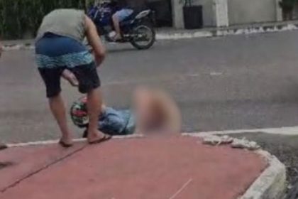 Acidente de motocicleta deixa mulher ferida em avenida.