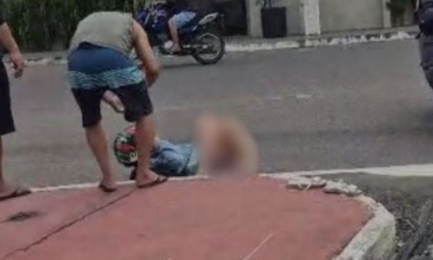 Acidente de motocicleta deixa mulher ferida em avenida.