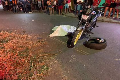 Acidente de trânsito com vítima fatal: motocicleta e corpo coberto na rua