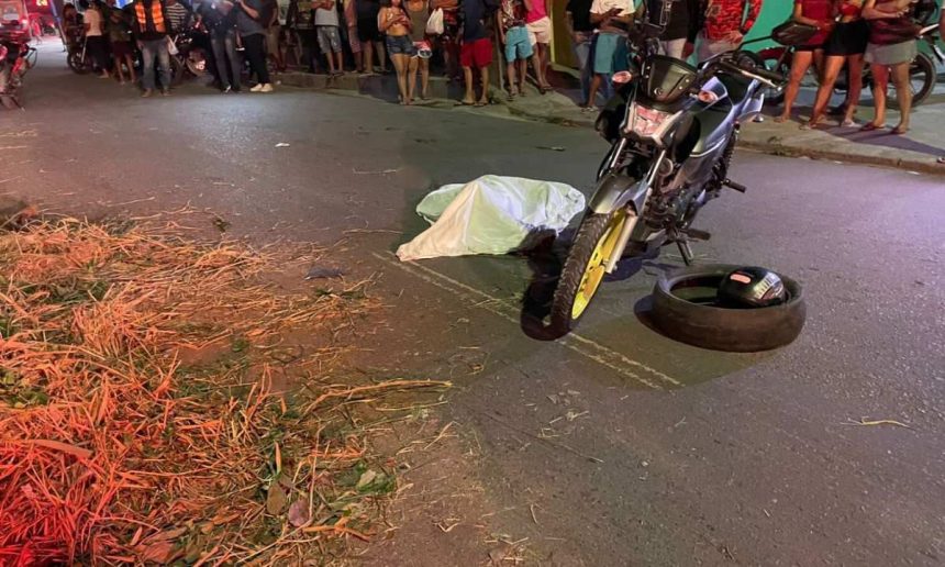 Acidente de trânsito com vítima fatal: motocicleta e corpo coberto na rua