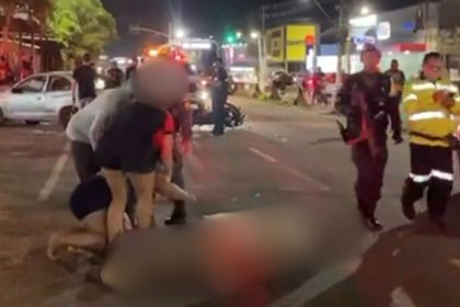 Acidente de trânsito com vítima fatal: socorristas e populares no local.