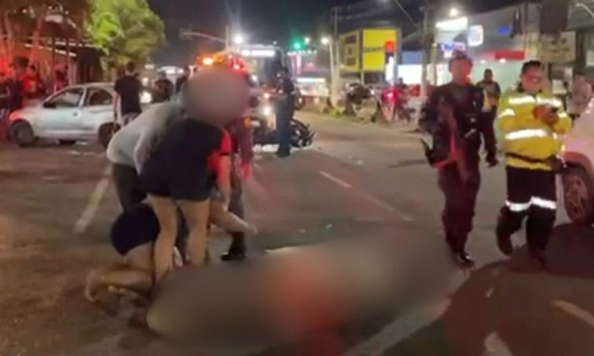 Acidente de trânsito com vítima fatal: socorristas e populares no local.