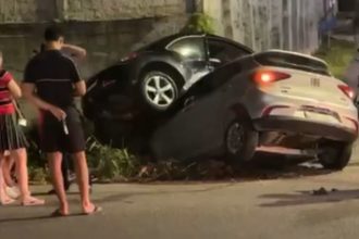 Acidente entre Fiat Argo e Fusca na Avenida Antônio Teles.