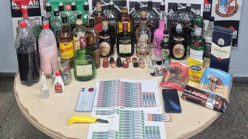 Apreensão de bebidas alcoólicas falsificadas, incluindo garrafas de uísque, em uma operação policial.