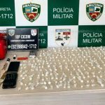 Apreensão de drogas e equipamentos em operação policial.