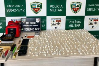 Apreensão de drogas e equipamentos em operação policial.