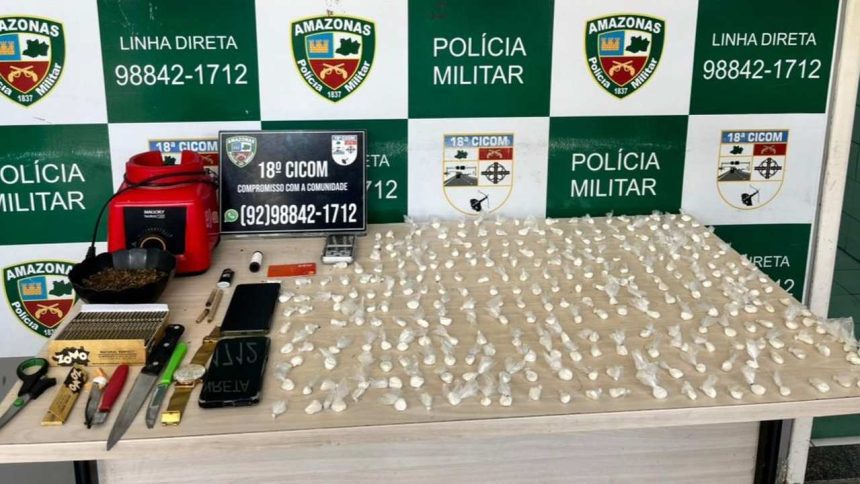 Apreensão de drogas e equipamentos em operação policial.