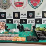 Apreensão de drogas e outros itens em operação policial. Dinheiro, joias, armas e equipamentos apreendidos.