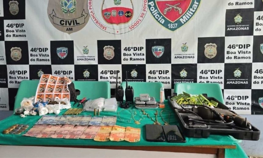 Apreensão de drogas e outros itens em operação policial. Dinheiro, joias, armas e equipamentos apreendidos.