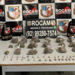 Apreensão de drogas pela ROCAM. Substâncias em sacos plásticos e pedras apreendidas sobre uma mesa.