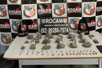 Apreensão de drogas pela ROCAM. Substâncias em sacos plásticos e pedras apreendidas sobre uma mesa.