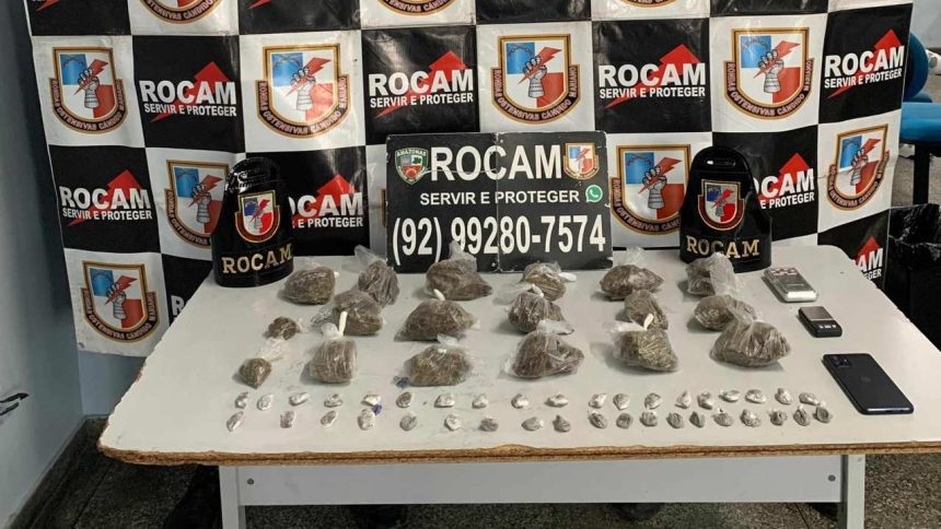 Apreensão de drogas pela ROCAM. Substâncias em sacos plásticos e pedras apreendidas sobre uma mesa.