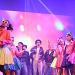 Apresentação de dança 'Mamma Mia!' no Teatro Amazonas com figurinos vibrantes.