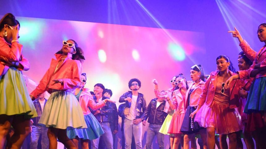 Apresentação de dança 'Mamma Mia!' no Teatro Amazonas com figurinos vibrantes.