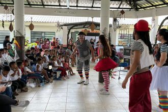 Apresentação teatral "Luiz Gonzaga para crianças" em festival de cultura infantil.