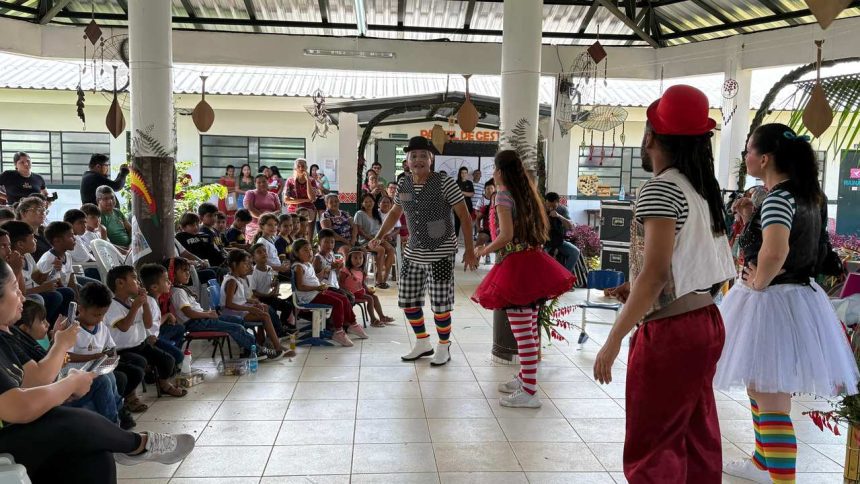 Apresentação teatral "Luiz Gonzaga para crianças" em festival de cultura infantil.