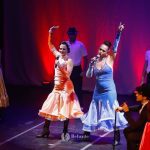 Apresentação teatral no Teatro Amazonas com artistas em palco