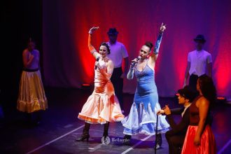 Apresentação teatral no Teatro Amazonas com artistas em palco
