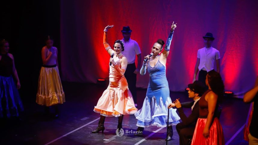 Apresentação teatral no Teatro Amazonas com artistas em palco