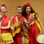 Artistas de circo com instrumentos musicais, sorrindo