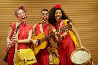 Artistas de circo com instrumentos musicais, sorrindo