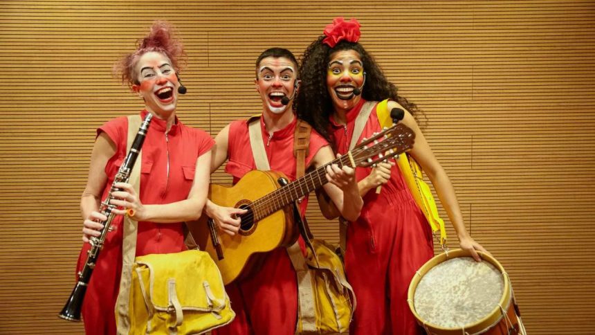 Artistas de circo com instrumentos musicais, sorrindo