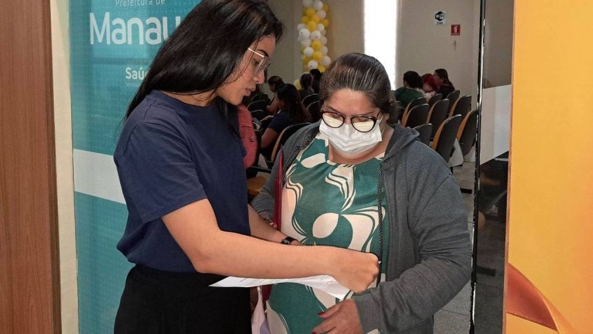Assistente verifica documentos de pessoa para vacinação animal em Manaus.