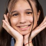 Aurora Laan sorrindo, protagonista da série juvenil.