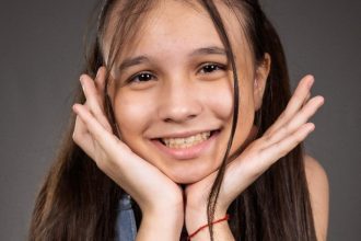 Aurora Laan sorrindo, protagonista da série juvenil.