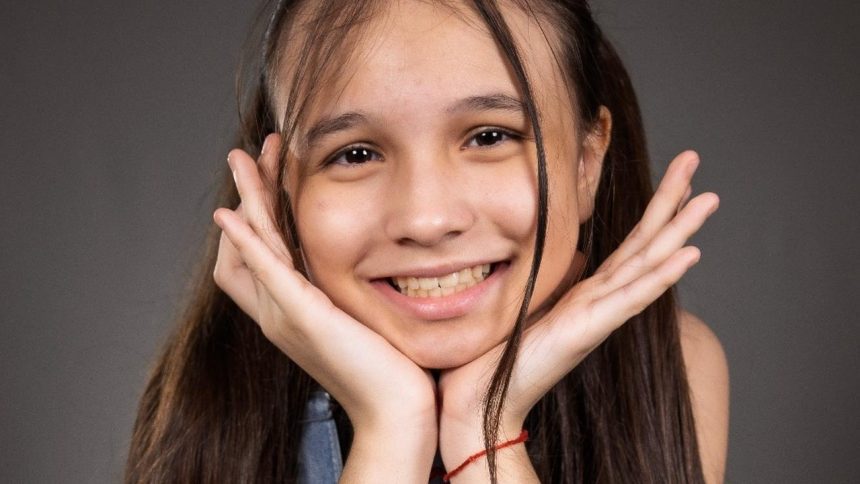 Aurora Laan sorrindo, protagonista da série juvenil.