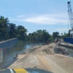 Balsa de transporte fluvial em rio, com obras finalizadas da nova ponte BR-319 no Amazonas.