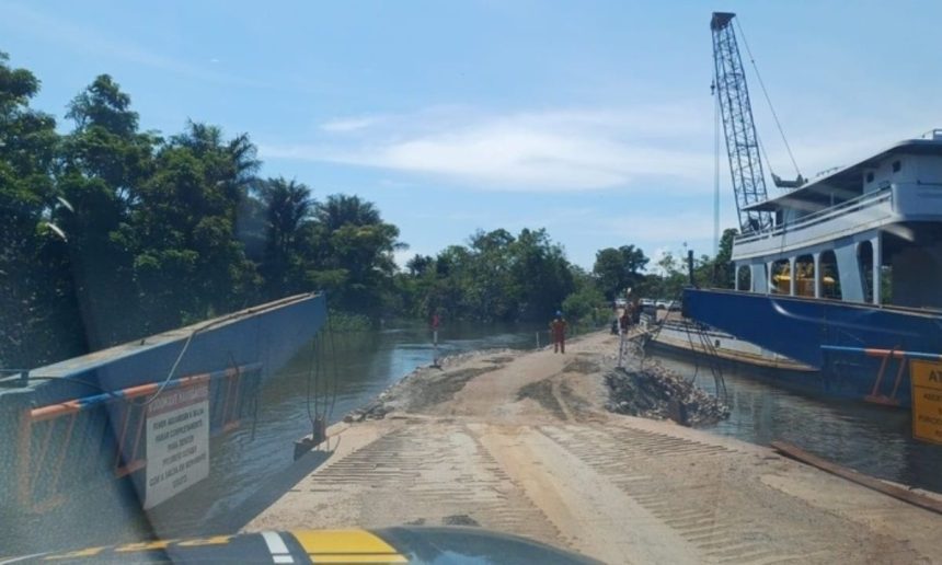 Balsa de transporte fluvial em rio, com obras finalizadas da nova ponte BR-319 no Amazonas.