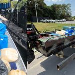 Barcos apreendidos com drogas, com barris e sacos pretos.